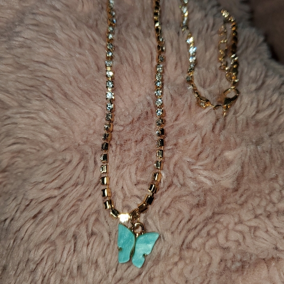 🦋 Acrylic blue butterfly crystal chain necklace - Picture 3 of 6